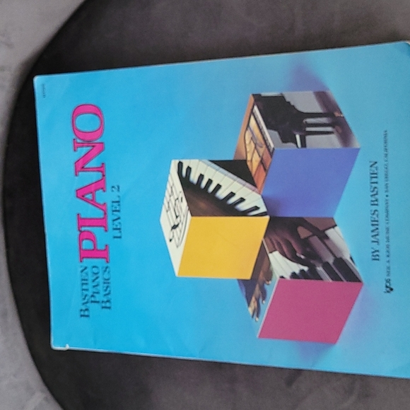 Selling as a bundle piano books . - Picture 4 of 13